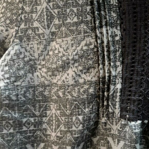 Como Vintage Blouse Top Women Large Gray White Flutter Sleeve Crocket Details - Picture 4 of 11